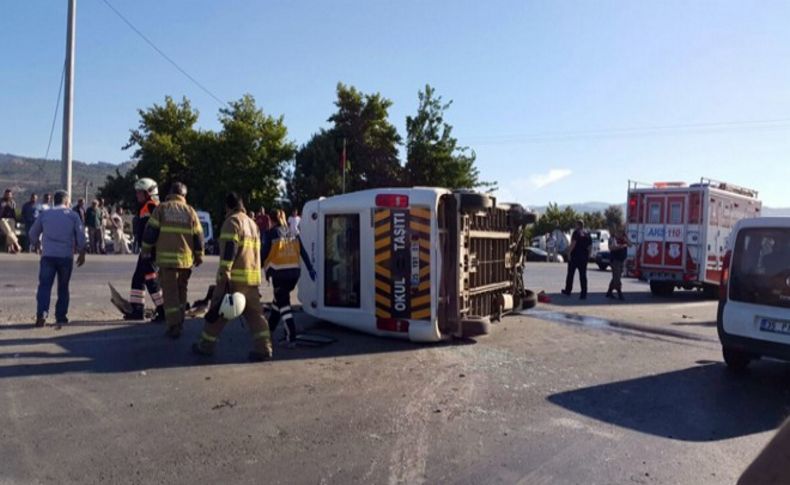 Öğrenci servisi otomobille çarpıştı