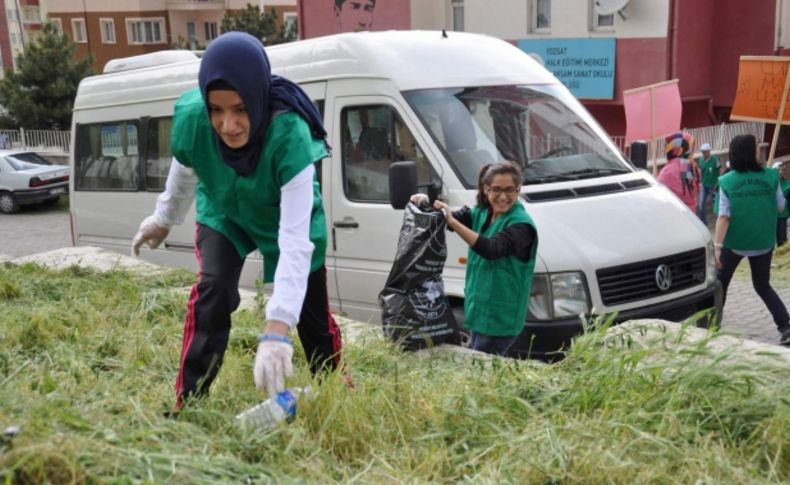 Öğrenciler, çevre bilinci oluşturmak için mahalleleri temizliyor