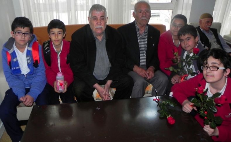 Öğrenciler huzurevi sakinlerine gül ve lokum dağıttı