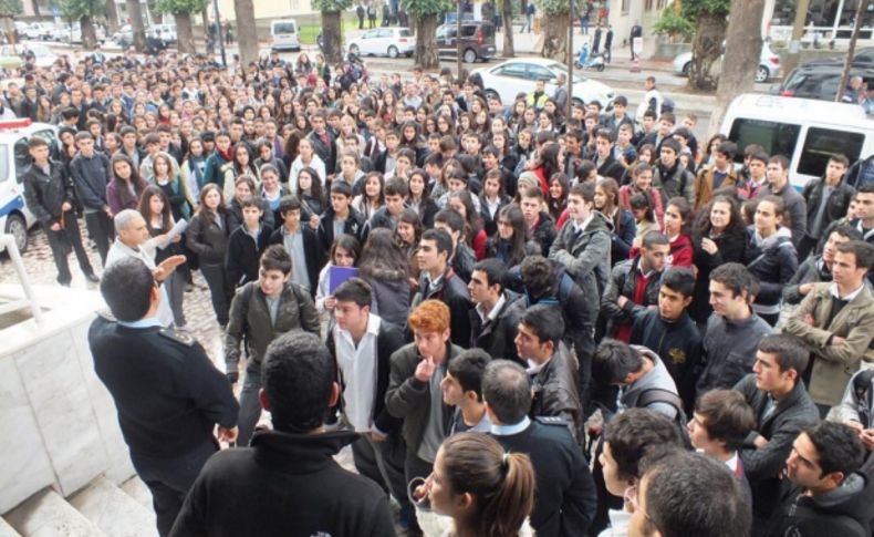 Öğrenciler protesto etti eğitime ara verildi