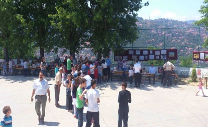 Öğrenciler resimlerini okulun bahçesinde sergiledi