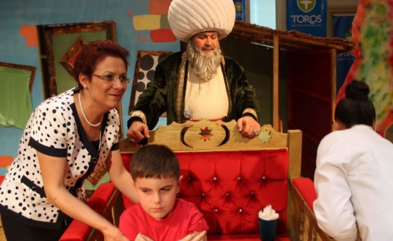 Öğrenciler tiyatro gösterisi ile aşının acıtmadığını öğrenip isteyerek aşı oldu