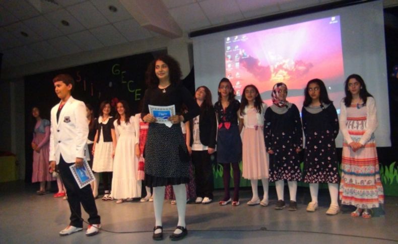 Öğrencilerin şiir dinletisi velileri duygulandırdı