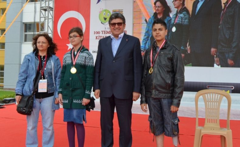 Öğrencisi, öğretmeni ve işadamı kitap okumanın keyfini birlikte yaşadı