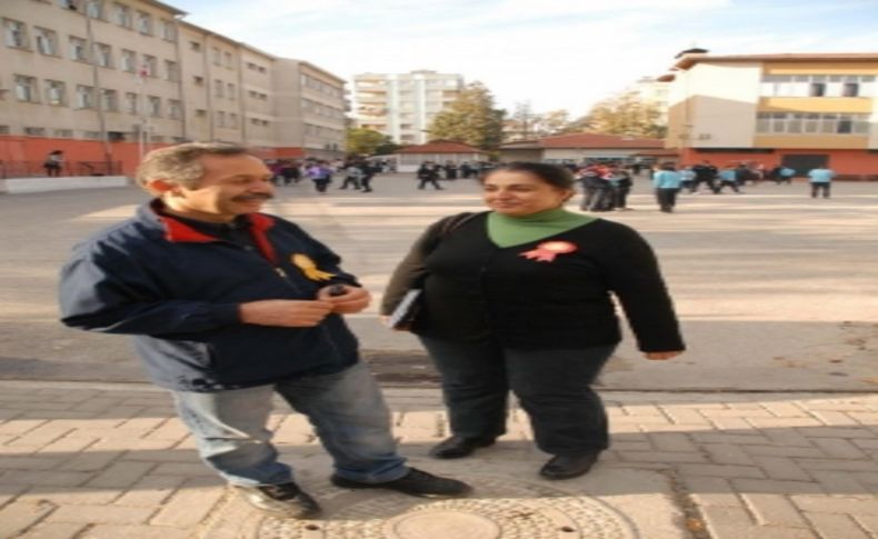 Öğretmenlerden kot pantolonlu protesto