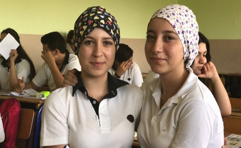 Okul sıralarında anılarını arıyorlar