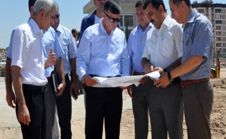 Okul inşaatını gezen Vali Arslan işçilerle birlikte demir büktü