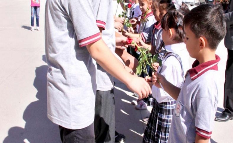 Okula yeni başlayan minik öğrenciler güllerle karşılandı