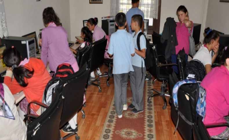 Okulların açılmasıyla belediyenin internet evi hareketlendi