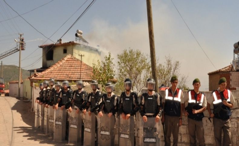 Öldürülen kişinin yakınları zanlıların evlerini yaktı
