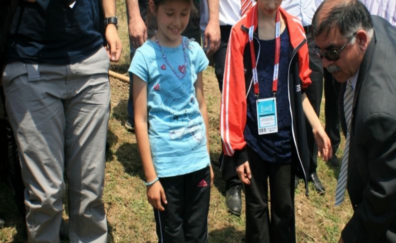 Olimpiyat çocukları ağaç dikti