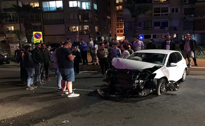 Önce otomobile, sonra direğe çarptı