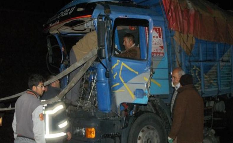 Önündeki Tir'a Çarpan Kamyonda Can Pazari