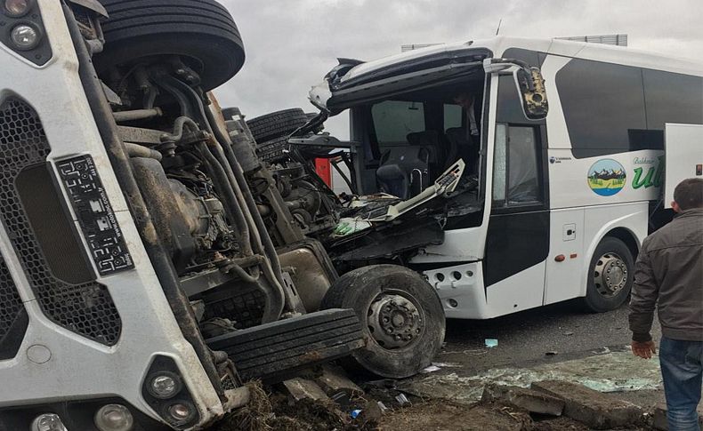 Otobüs ile vinç yüklü kamyon çarpıştı: Çok sayıda yaralı var
