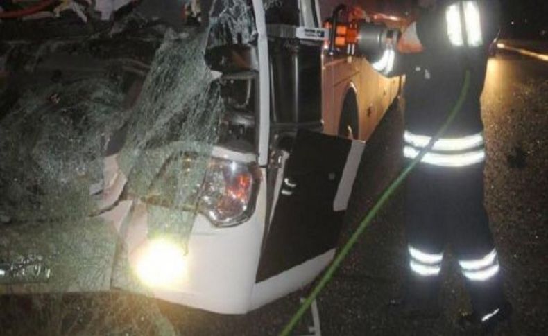 Otobüs kamyona çarptı: 13 yaralı