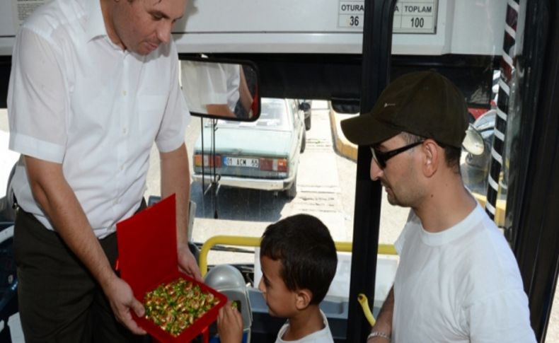 Otobüs şoförlerinden yolculara şeker jesti