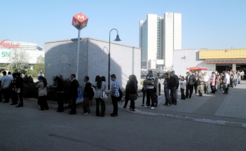 Otobüs yolcu kuyruğu metroya uzandı