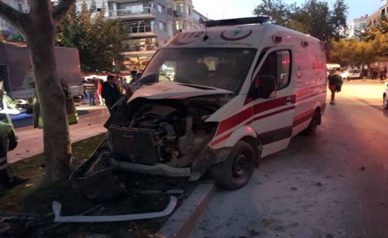 Otomobil ambulansla çarpıştı: 3 sağlık personeli yaralı