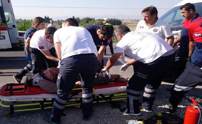 Otomobil mezarlığın duvarına çarptı: 1 ölü, 4 yaralı