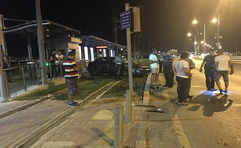 Otomobil tramvay durağına girdi