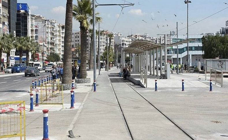 Otomobil tramvay hattına devrildi