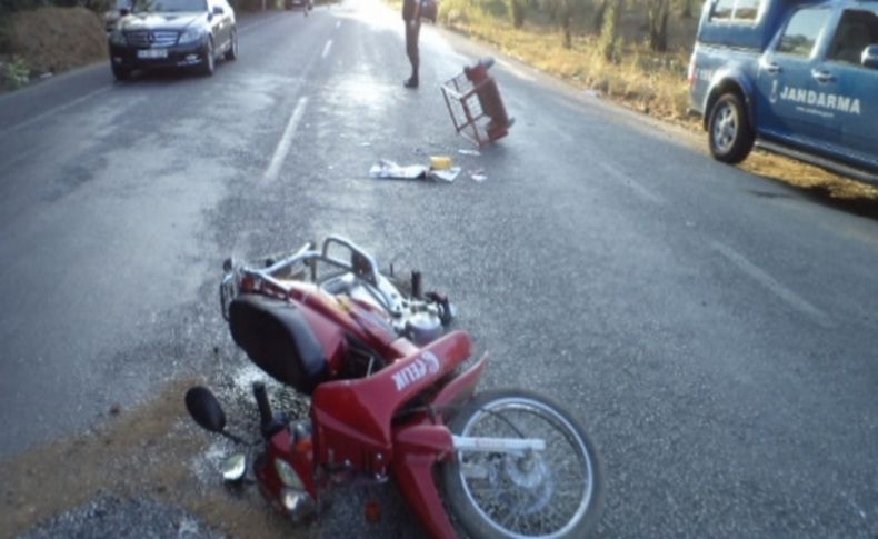Otomobil baba oğulun bulunduğu motosikleti biçti