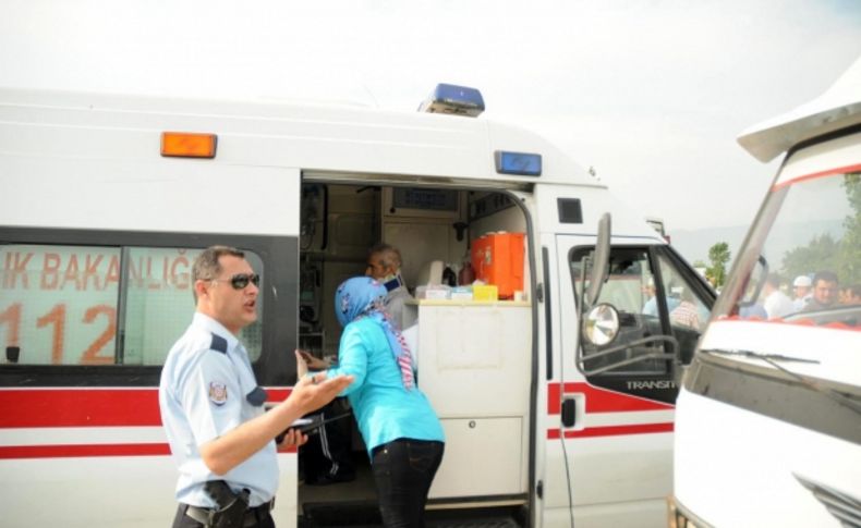Otomobil kamyonun altına girdi: 6 yaralı