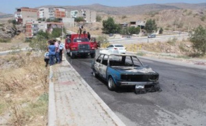 Genç çift otomobili ateşe verip kaçtı