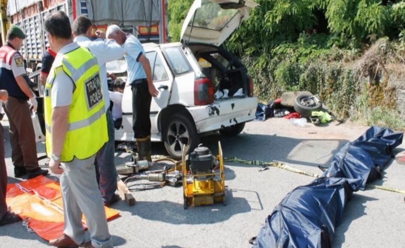 Otomobil park halindeki TIR'a arkadan çarptı: 4 ölü, 1 yaralı