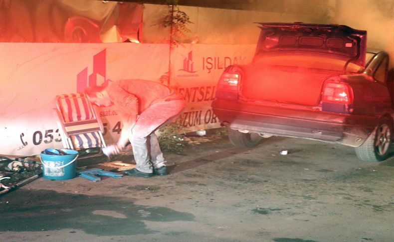 Otomobili yanarken bagajdaki malzemeleri kurtarmaya çalıştı