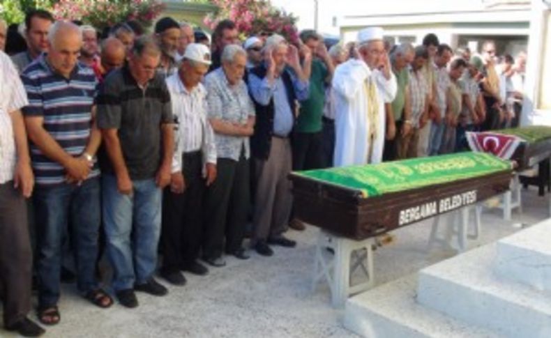 Arızalı motosikleti itmeye çalışan iki liselinin feci sonu