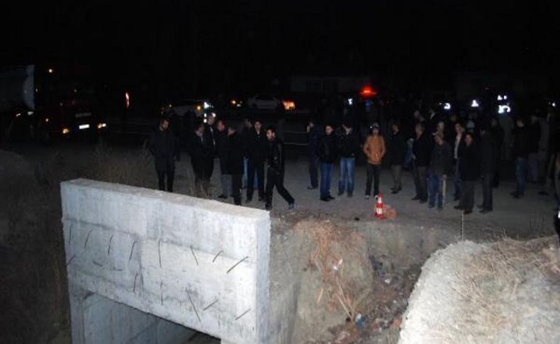 Otomobilin Çarptiği Yaya Öldü, Köylü Yolu Ulaşima Kapatti