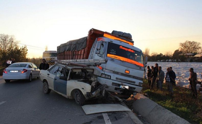 Otomobille kamyon çarpıştı: 2 yaralı