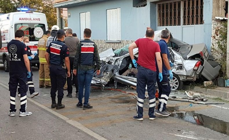 Otomobille servis minibüsü çarpıştı: 1 ölü, 6 yaralı