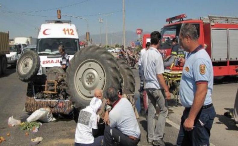 Otomobille traktör çarpıştı