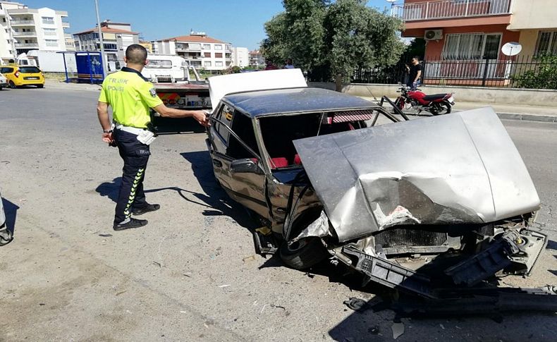 Otomobiller çarpıştı