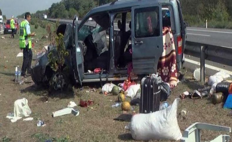 Otoyolda sürücüsünün kontrolüne kaybettiği kamyonet takla attı: 2 yaralı