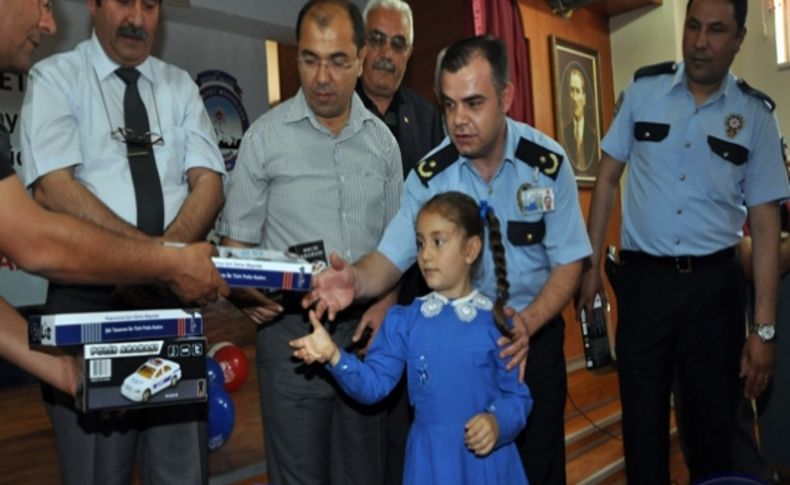 Oyuncak silahlarını getiren çocuklara, polis üniformalı barbi bebek verildi