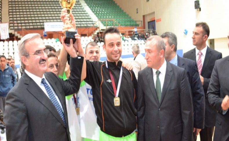 Özel sporcular kupalarını Vali Karaloğlu’ndan aldı