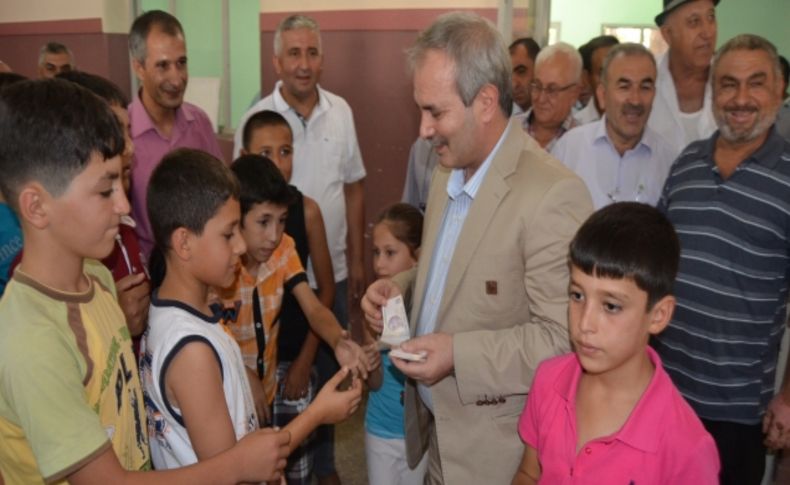 Özgan’dan çocuklara bayram harçlığı