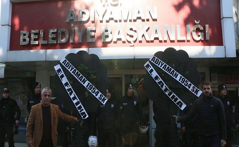Parasını alamayan futbolcular kulübü terk etti
