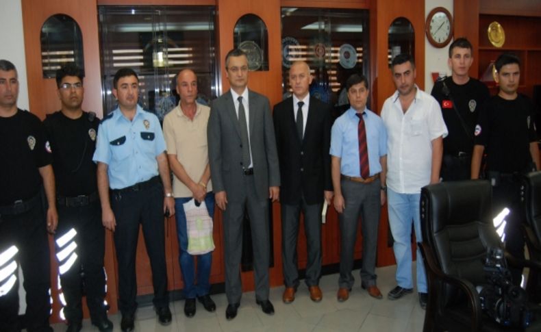 Parasını çalan kapkaççıları koşarak yakalayamadı, imdadına polis yetişti