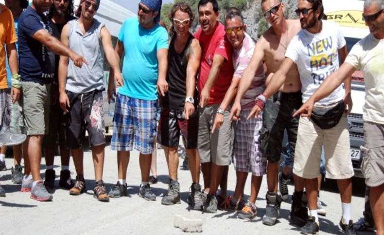 Paraşütçüler Babadağı yolunu kapatıp eylem yaptı