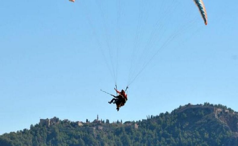 Paraşütün Mucidi Havada Şampanyayla Anildi