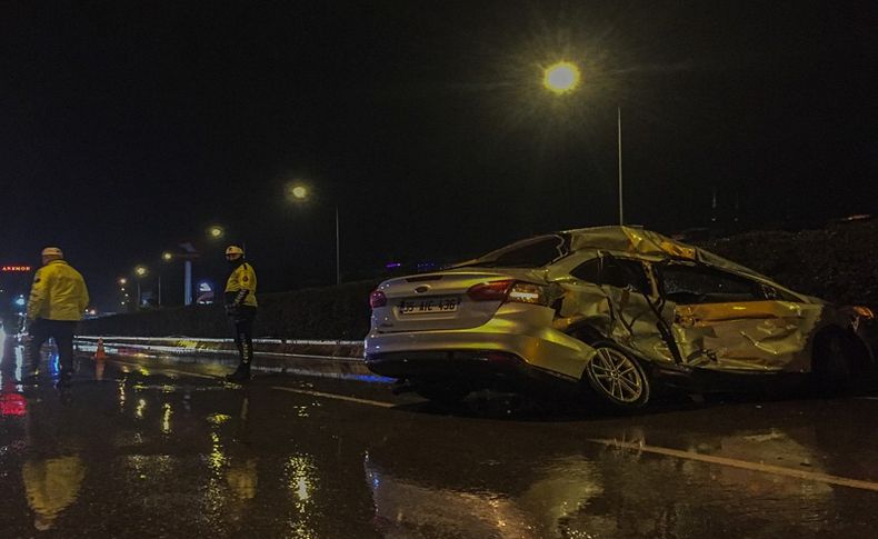 Park halindeki minibüse çarpan otomobilin sürücüsü öldü
