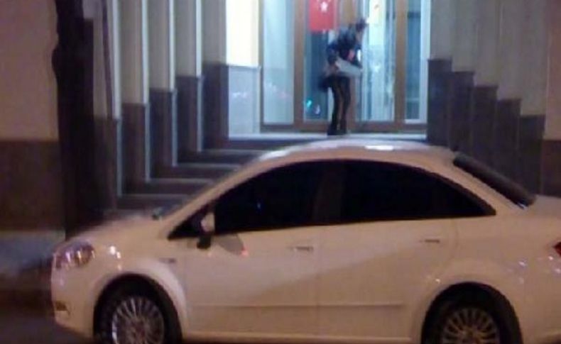 Park Dubasiyla Kapinin Camini Kirarak Bankaya Girmeye Çalişti