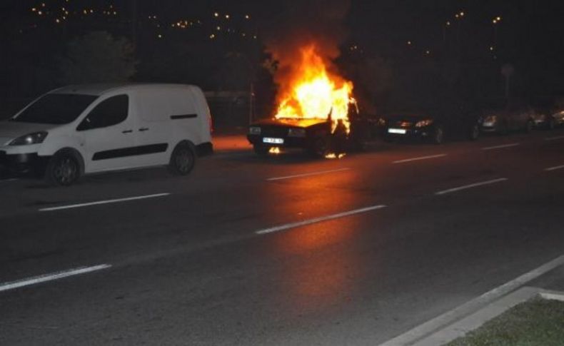 İzmir'de otomobil yandı