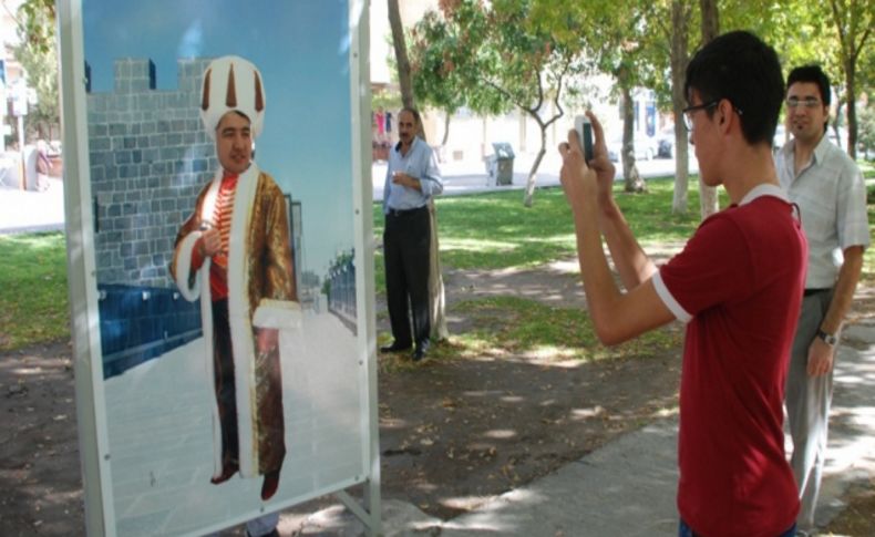 Parklarda çocuklar figürleri kullanarak fotoğraf çektirebilecek