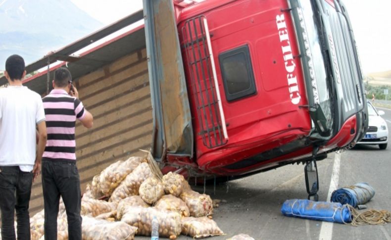 Patates yüklü kamyon devrildi, 1 kişi yaralandı