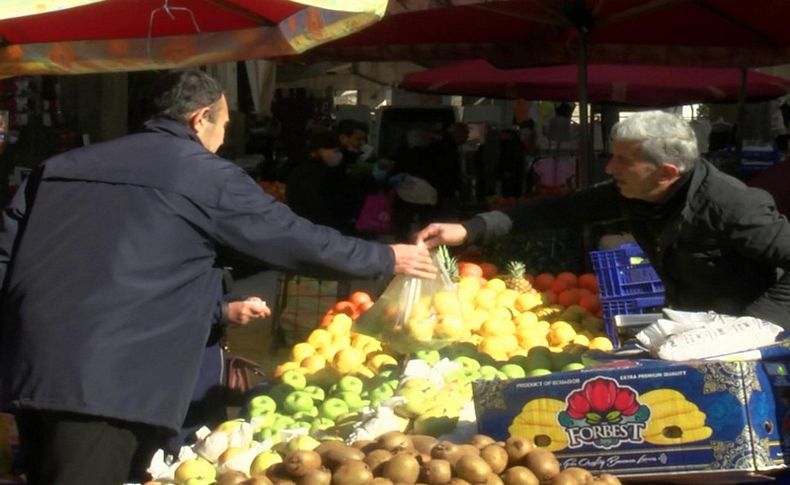 Pazar esnafının bazısı maske ve eldiven taktı, bazısı önlem almadı